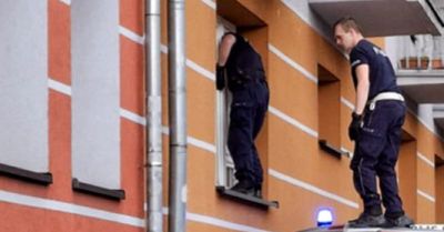 Po dachu radiowozu, przez okno, aby ratować ludzkie życie